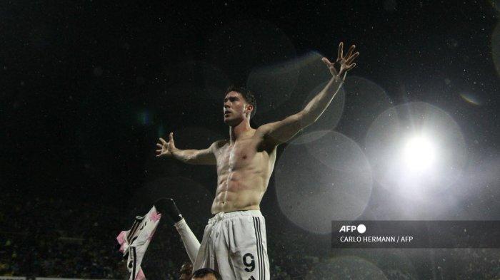 Penyerang Juventus asal Serbia #9 Dusan Vlahovic merayakan setelah mencetak gol dalam pertandingan sepak bola Serie A Italia antara Salernitana AS dan Juventus FC di Stadion Arechi, di Salerno, pada 7 Januari 2024.
