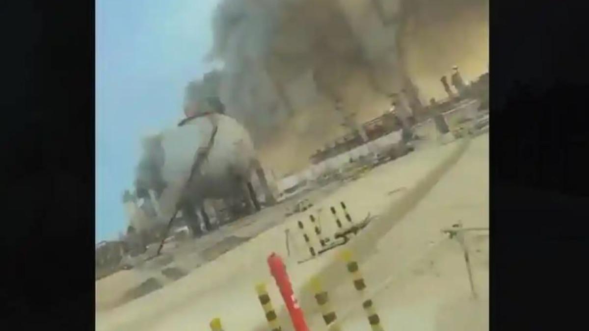 KILANG MINYAK SAUDI - Aramco, Kilang minyak terbesar di Arab Saudi kebakaran. Dilaporkan terkena serangan drone. /Foto tangkapan layar.