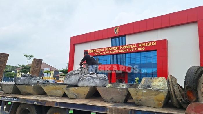 Barang bukti yang diamankan Ditreskrimsus Polda Babel, saat tiba di Mapolda Babel dari salah satu smelter di Simpang Tempilang, Kabupaten Bangka Barat, Selasa (3/3/2026) (Bangkapos.com/Adi Saputra).