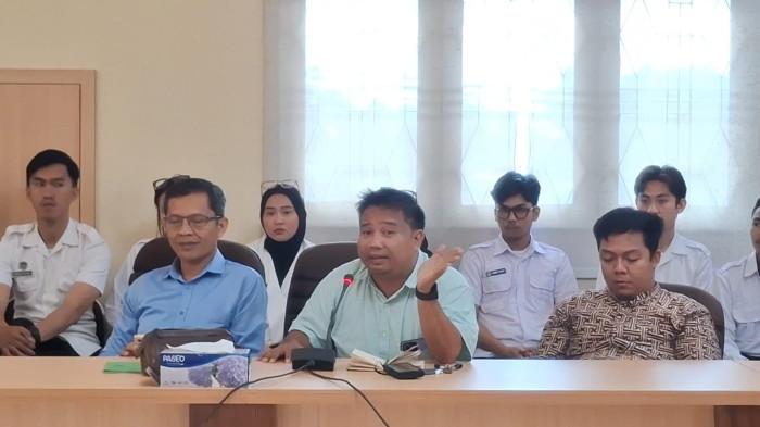 hSPPG JUATA KERIKIL - Mewakili SPPG Juata Kerikil, selaku mitra BGN, Ketua Yayasan HBK, Jakson S menyampaikan penjelasan dan menjawab keluhan warga soal menu MBG yang disajikan dalam RDP, Selasa (3/3/2026).