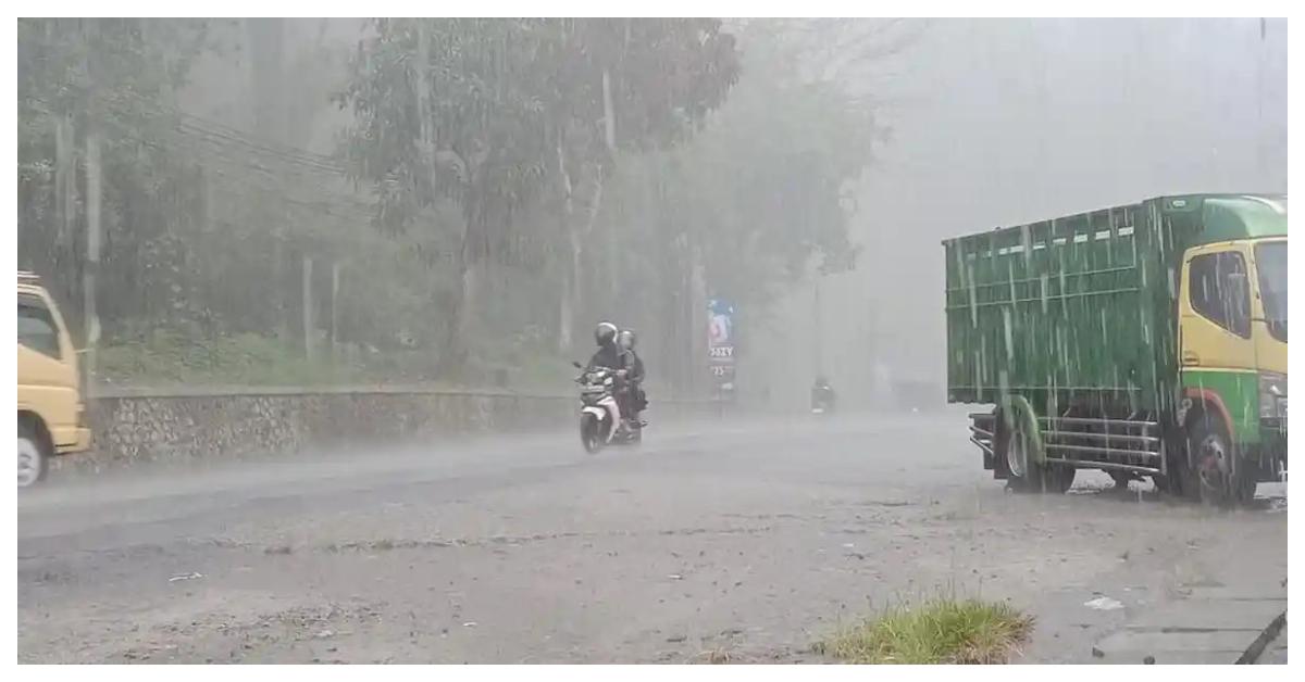 PRAKIRAAN CUACA - Hujan dengan intensitas tinggi disertai kabut tebal menghalangi pandangan para pengendara sepeda motor dan mobil di kawasan Cigendel, Pamulihan, Sumedang, Rabu (15/10/2025) sore. BMKG memprakirakan, sejumlah  Kota dan Kabupaten akan dilanda hujan dengan intensitas lebat-sangat lebat (level siaga), pada Jumat (9/1/2025).
