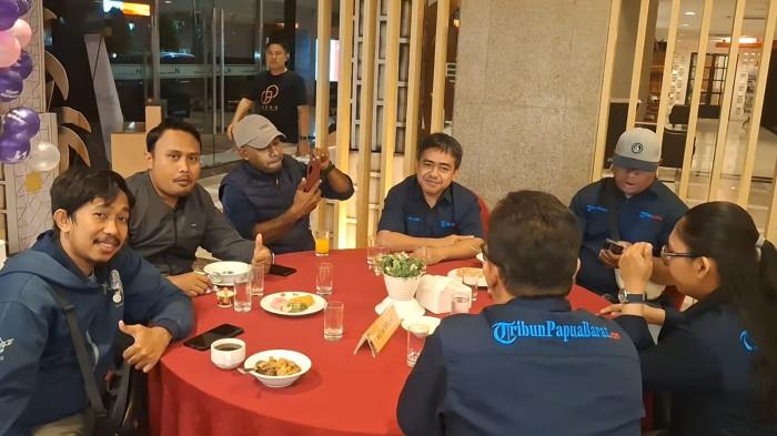Pimpinan dan staf Media Tribun Papua Barat dalam kebersamaan di momen buka puasa yang digelar Manajemen Swiss-Belhotel Manokwari, Senin (2/3/2026)