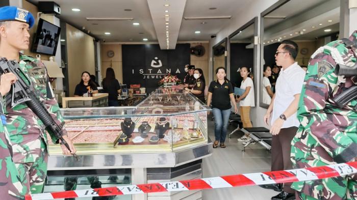 SITA - Tim Penyidik Kejaksaan Tinggi Sulawesi Utara (Kejati Sulut) bergerak cepat mengusut dugaan korupsi tambang milik PT Hakian Wellem Rumansi (PT HWR). Emas batangan dari 5 toko emas disita Kejati Sulut.