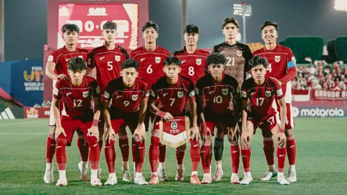 PIALA DUNIA U17 - Skuad Timnas U17 Indonesia melakukan foto bersama sebelum laga menghadapi Honduras pada matchday ketiga Grup H Piala Dunia U17 2025 di Lapangan 7 Aspire Zone, Al Rayyan, Qatar, Senin (10/11/2025) malam WIB. (Foto: Dokumen PSSI)