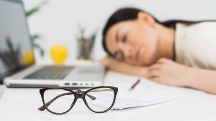 Ilustrasi tidur, kantuk di siang hari (Freepik).