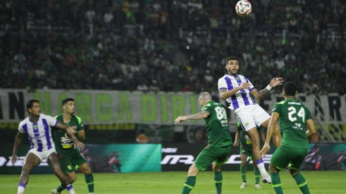 PERSEBAYA PERSIB - Pertandingan babak pertama Super League pekan 24 antara Persebaya melawan Persib Bandung di Stadion Gelora Bung Tomo (GBT) Surabaya, Senin (2/3/2026) malam.