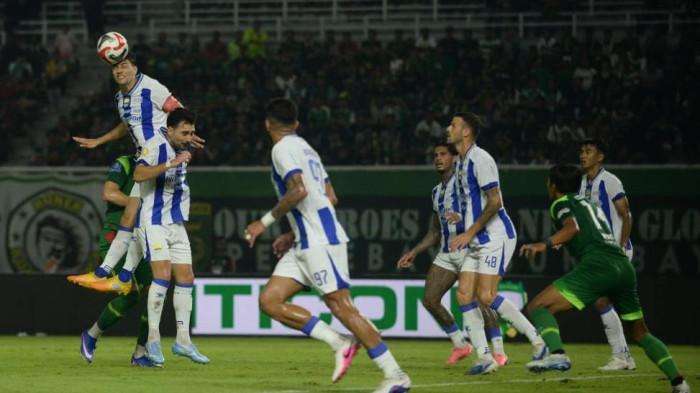 PERSEBAYA PERSIB - Pertandingan babak pertama BRI Super League pekan #24 antara Persebaya melawan Persib Bandung di Stadion Gelora Bung Tomo (GBT) Surabaya, Senin (2/3/2026) malam. (SURYA/HABIBUR ROHMAN)