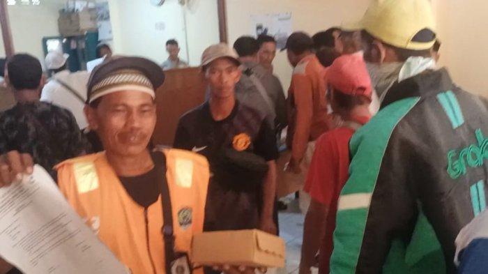 Para petugas parkir Perumda Tarakan Aneka Usaha yang terdaftar resmi  melaksanakan penarikan retribusi parkir tepi jalan umum.  TRIBUNKALTARA.COM/ANDI PAUSIAH