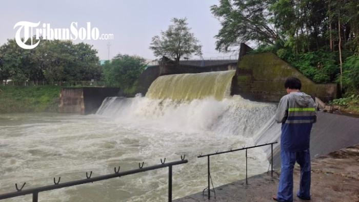 PINTU AIR DIBUKA - Kondisi pintu air Waduk Gajah Mungkur Wonogiri, Selasa (3/3/2026). Kepala BPBD Wonogiri, Fuad Wahyu Pratama meminta meminta masyarakat utamanya di wilayah hilir untuk tetap tenang.