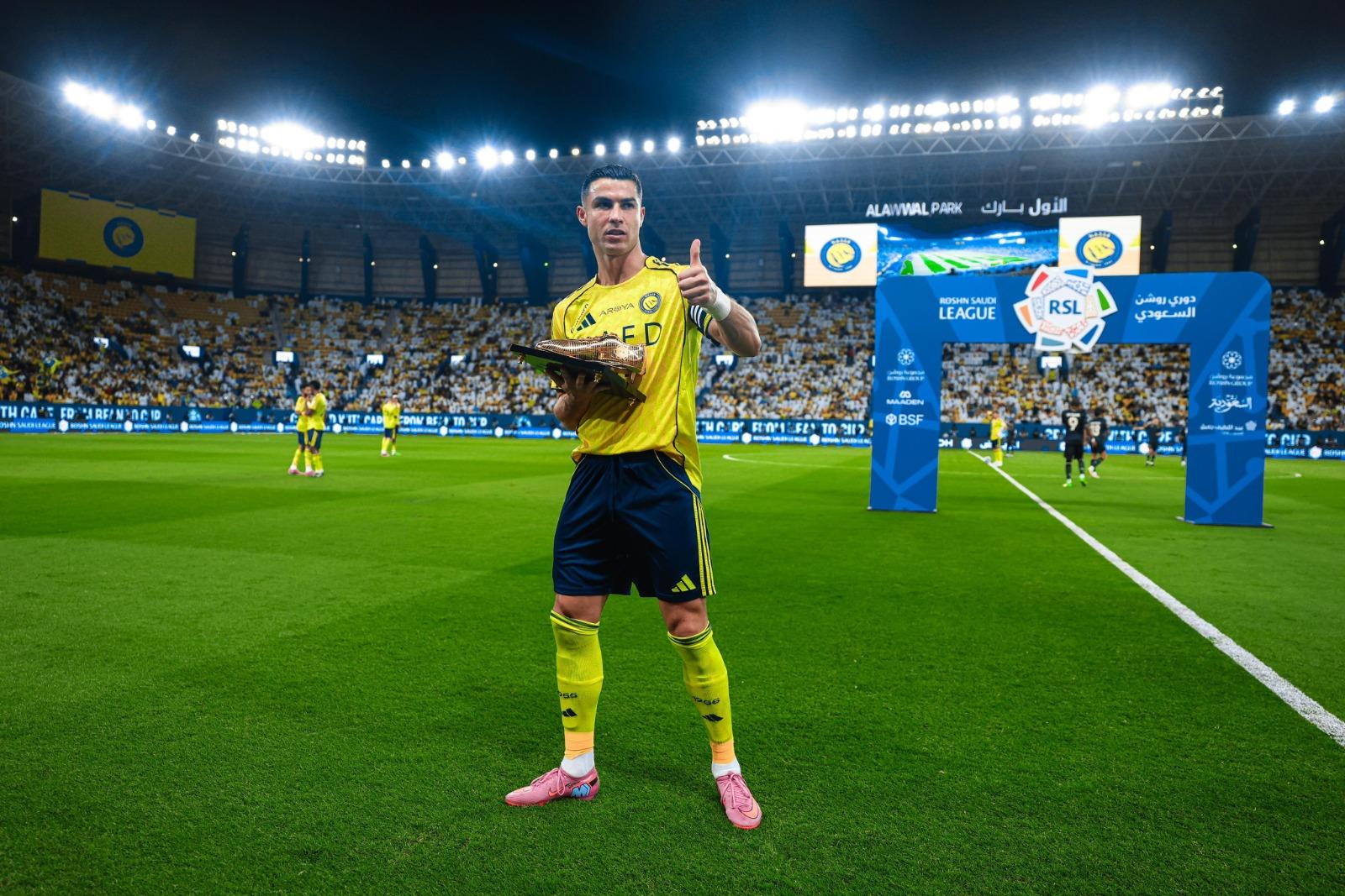 RONALDO SEPATU EMAS - Striker Al Nassr, Cristiano Ronaldo, memegang penghargaan sepatu emas sebagai pencetak gol terbanyak Liga Arab Saudi musim 2024/25, Senin (15/9/2025). (X Al Nassr - 15/9/2025)