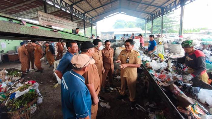 pilah sampah TPST Sedati Gede Sidoarjo Bupati