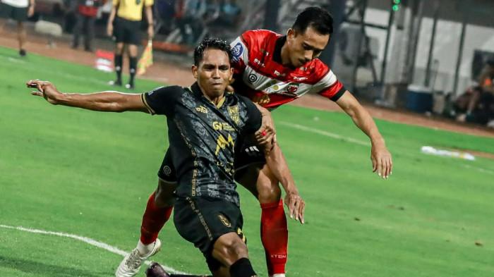BERDUEL - Duel antar pemain Madura United dan Malut United pada pertandingan Super League 2025/2026 pekan 24 yang berlangsung di Stadion Gelora Ratu Pamelingan, Pamekasan, Jawa Timur, Selasa (3/3) malam WIB.