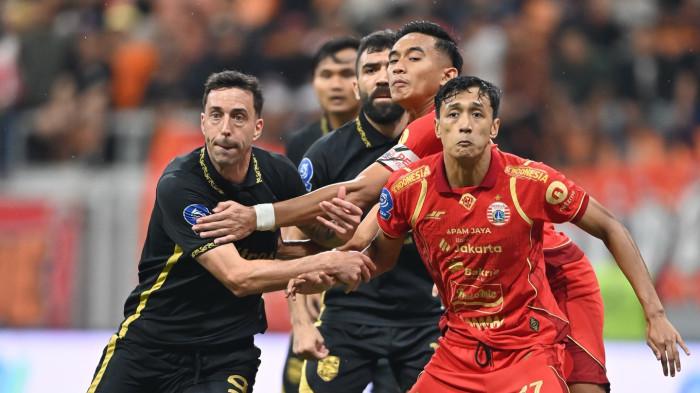 BERDUEL - Potret aksi duel para pemain Persija Jakarta vs Borneo FC dalam pertandingan pekan ke-24 Super League di Jakarta International Stadium (JIS), pada Selasa (3/3/2026) malam WIB.