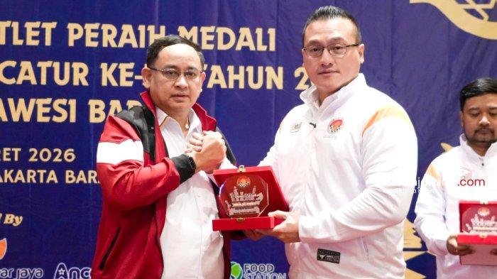 PRESTASI CATUR JAKARTA - Ketua Umum Percasi DKI Jakarta, Hardiyanto Kenneth menyerahkan total bonus sebesar Rp 58 juta kepada para atlet yang berhasil menyumbangkan medali pada Kejuaraan Nasional (Kejurnas) Catur ke-50 tahun 2025 di Mamuju, Sulawesi Barat.