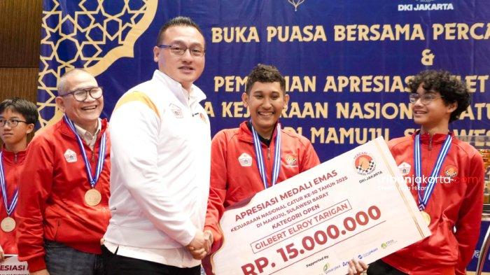 PRESTASI CATUR JAKARTA. Ketua Umum Percasi DKI Jakarta, Hardiyanto Kenneth menyerahkan total bonus sebesar Rp 58 juta kepada para atlet yang berhasil menyumbangkan medali pada Kejuaraan Nasional (Kejurnas) Catur ke-50 tahun 2025 di Mamuju, Sulawesi Barat.