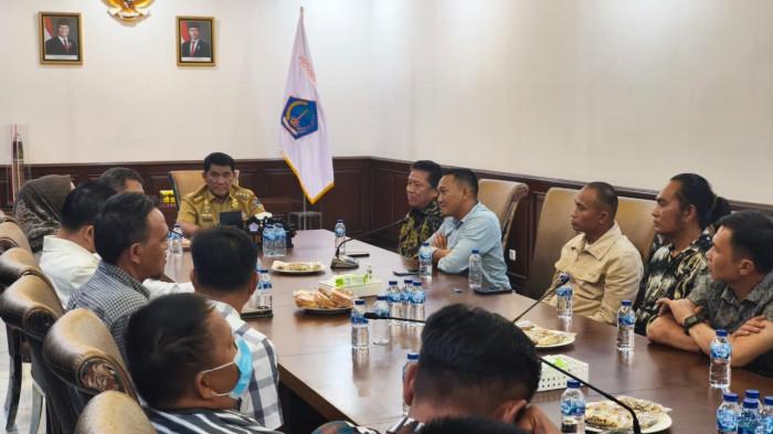 JAWABAN - Keresahan para penambang rakyat di Sulawesi Utara terkait sulitnya menjual emas hasil tambang mulai menemukan titik terang. Gubernur Sulawesi Utara, Yulius Selvanus Komaling (YSK) memastikan pemerintah tidak tinggal diam menyikapi persoalan tersebut.