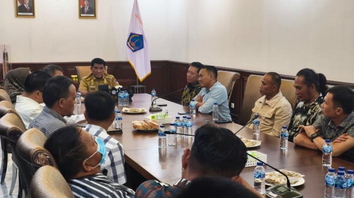 SOLUSI - Sejumlah penambang rakyat dari wilayah Bolaang Mongondow Raya (BMR) mendatangi Wisma Negara Bumi Beringin, Selasa (3/3/2026). Kedatangan mereka untuk bertemu langsung dengan Gubernur Sulawesi Utara, Yulius Selvanus Komaling.