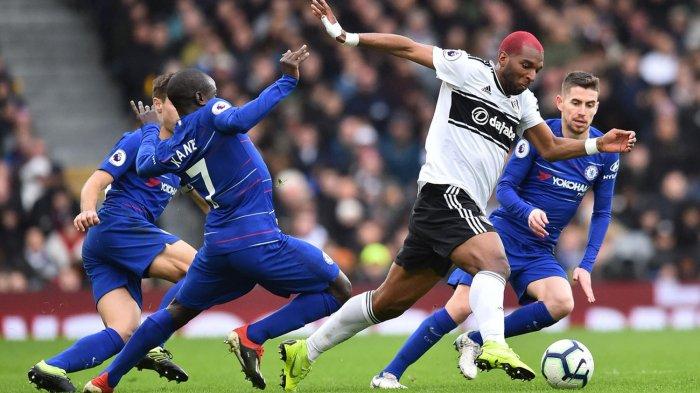 Pemain Fulham, Ryan Babel (kedua kanan) beraksi menghindari adangan sejumlah pemain Chelsea dalam laga pekan ke-29 Liga Inggris di Stadion Craven Cottage, Minggu (3/3/2019) malam WIB.