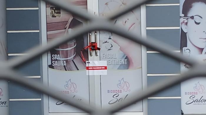 SALON DISEGEL - Salon Big Boss milik Bupati Pekalongan, Fadia Arafiq yang berada di Desa Nyamok, Kecamatan Kajen, Kabupaten Pekalongan, dilakukan penyegelan oleh KPK, Selasa (3/3/2026).