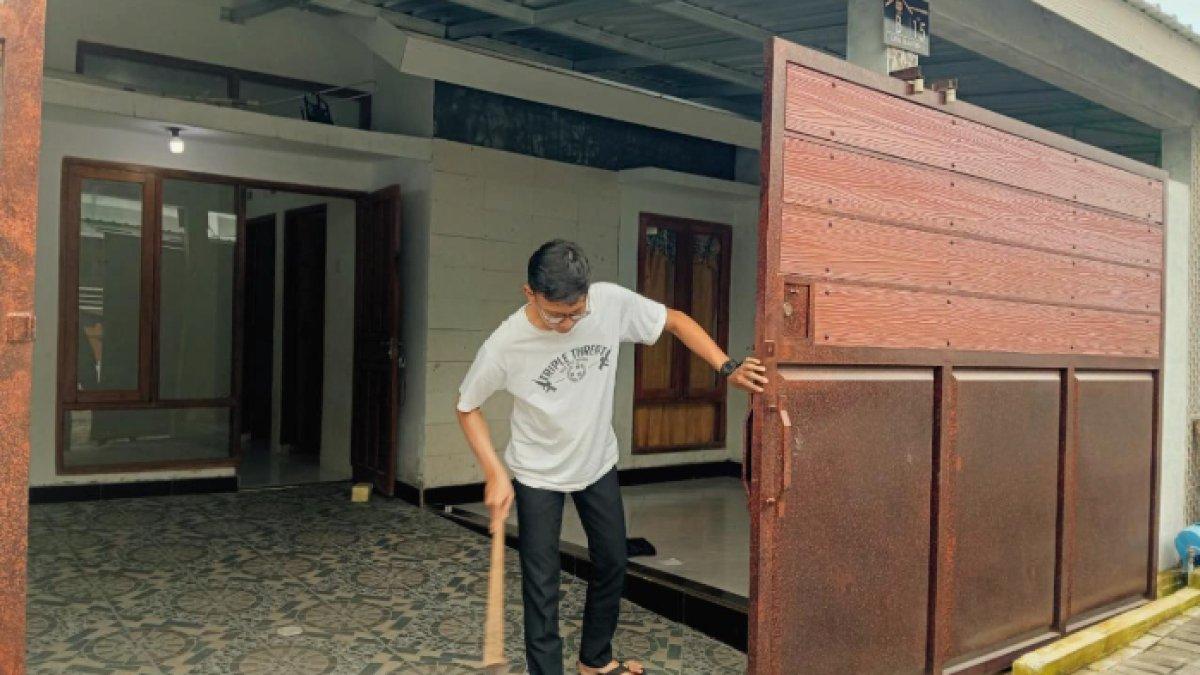 Anggit Widhi Waskitho, satu di antara nasabah BTN tengah membersihkan rumah di Griya Sejahtera 3 Blok B15 Canden Sambi, Boyolali, yang hendak ia tempati ketika sudah menikah nanti.