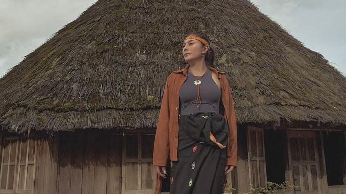 Wulan Guritno tampil elegan di NTT dengan kain Songke khas Manggarai