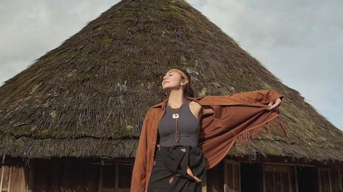 Wulan Guritno tampil elegan di NTT dengan kain Songke khas Manggarai 3