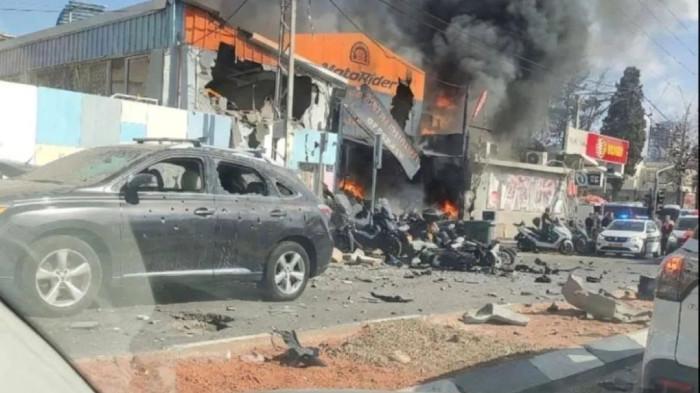 HANTAM TEL AVIV - Penampakan kerusakan di wilayah Bnei Brak di sebelah timur Tel Aviv, setelah dihantam rudal Iran, Selasa (3/3/2026). Selain melancarkan serangan langsung ke Israel, Iran juga menyasar lokasi-lokasi di negara Arab yang menampung aset-aset Amerika Serikat sebagai balasan atas serangan AS-Israel pada Sabtu (28/2/2026) yang menewaskan Pemimpin Tertinggi mereka, Ali Khamenei.