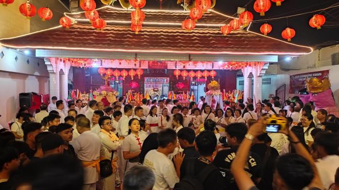 CAP GO MEH -- Serunya perayaan Cap Go Meh di Klenteng Tulus Harapan Kita Kota Gorontalo, Selasa malam (3/3/2026).