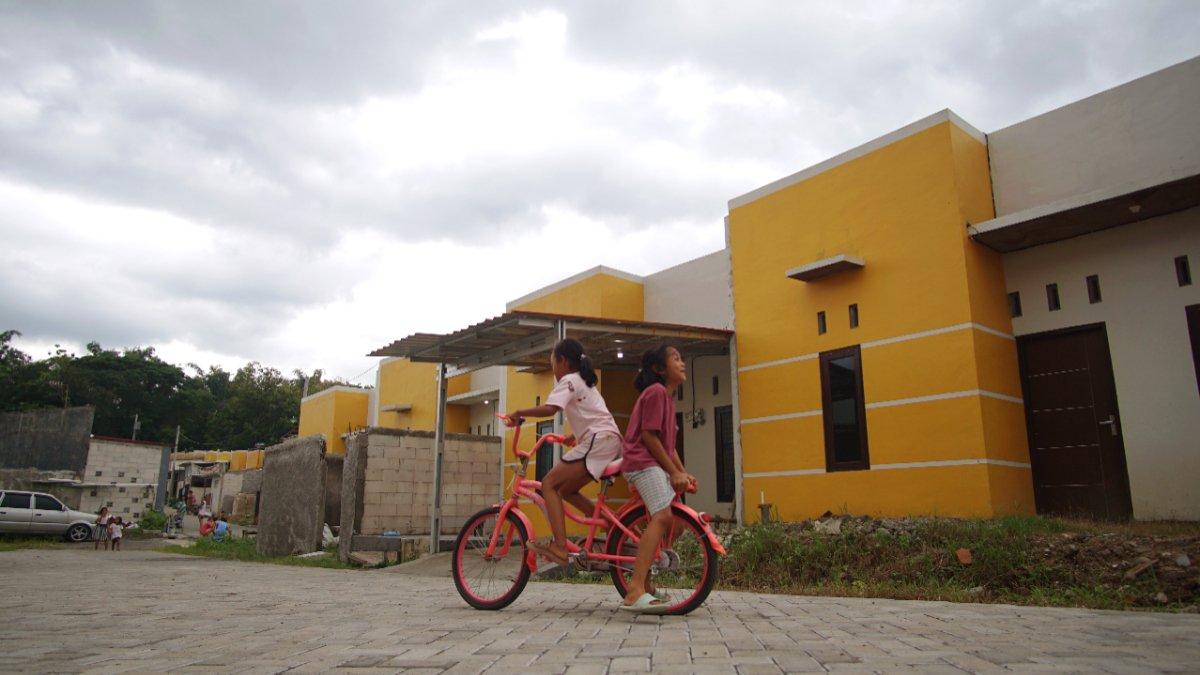 Dua anak perempuan asyik bersepeda di lingkungan rumah KPR Bersubsidi BTN Syariah di Bumi Cengklik Asri 2, Ngemplak, Kabupaten Boyolali, Jawa Tengah, Sabtu (17/2/2024).