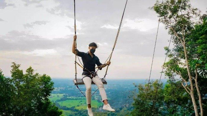 Potret wisatawan menikmati liburan di Obelix Hills Jogja yang hits dan penuh spot foto Instagramable.