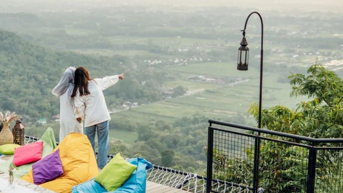Potret wisatawan menikmati liburan di Obelix Hills Jogja yang hits dan penuh spot foto Instagramable.