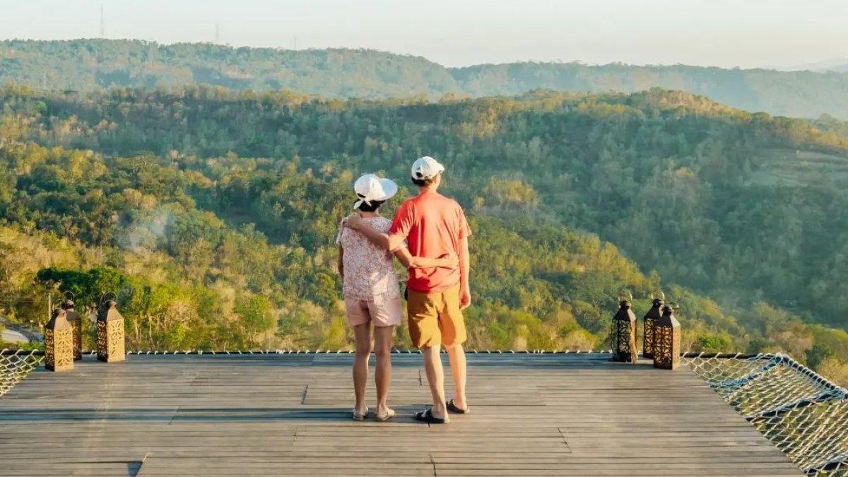 Potret wisatawan menikmati liburan di Obelix Hills Jogja yang hits dan penuh spot foto Instagramable.