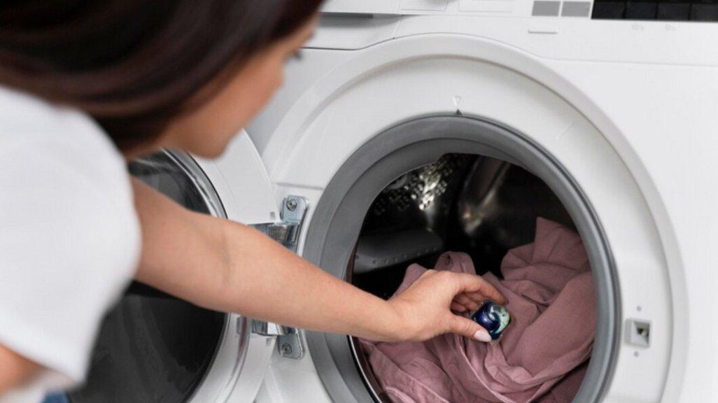 Ilustrasi mencuci menggunakan mesin cuci.
