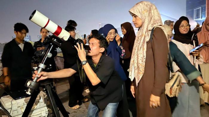 GERHANA BULAN - Mahasiswa Universitas Muhammadiyah Surabaya (Umsura) saat berusaha melihat gerhana bulan dari atas Gedung At-Tauhid Tower di Surabaya, Jawa Timur, memakai teleskop refraktor berdiameter 71 mm, Selasa (3/3/2026).