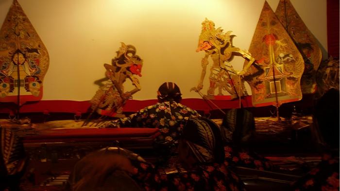 PERTUNJUKAN WAYANG- Ilustrasi sebuah pertunjukan wayang yang merupakan bagian dari kesenian masyarakat Jawa. Hingga kini kesenian tersebut masih bertahan.