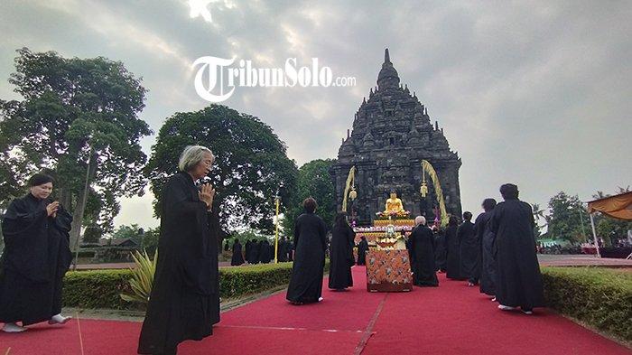 Ritual San Bu Yi Bai atau 3 langkah Namaskara dilakukan umat budha dalam perayaan hari raya waisak 2568 BE/2024 di Candi Sojiwan, Desa Kebondalem Kidul, Kecamatan Prambanan, Kabupaten Klaten, Kamis  (23/5/2024).