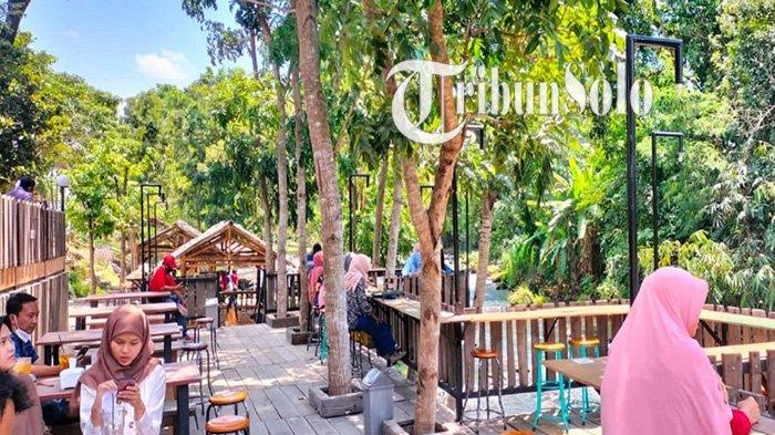 Suasana resto New Rivermoon yang menawarkan makan di pinggir kali di Desa Karanglo, Kecamatan Polanharjo, Kabupaten Klaten, Sabtu (4/9/2021).