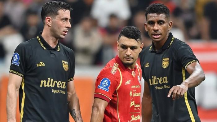 DIPEPET - Pemain Persija, Alaeddine Ajaraie (tengah), dipepet dua pemain Borneo FC dalam laga pekan 24 di JIS, Selasa (3/3/2026). Pertandingan kedua tim berakhir imbang 2-2.