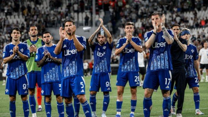 Para pemain Como 1907 berterimakasih kepada suporter setelah melakoni laga perdana Serie A musim 2024/2025.