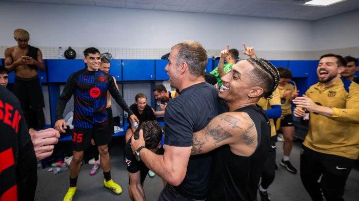 JUARA - Pelatih Barcelona, Hansi Flick bersama timnya merayakan gelar juara di ruang ganti Espanyol setelah resmi juara Liga Spanyol 2024/2025, Jumat (16/5/2025). (Foto diunduh dari website Barcelona - 16/5/2025)