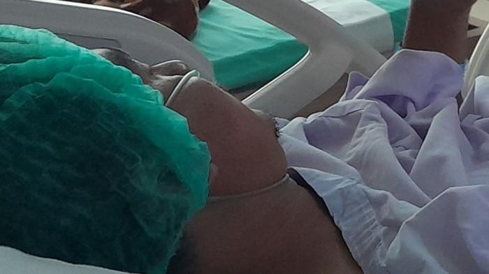 KORBAN KECELAKAAN - Aab Abdullah, pengendara Yupiter MX menceritakan dengan suara yang tergetar, kakinya patah usai kecelakaan. Aab hanya fokus pada teriakan kecil dari putranya, memanggil 