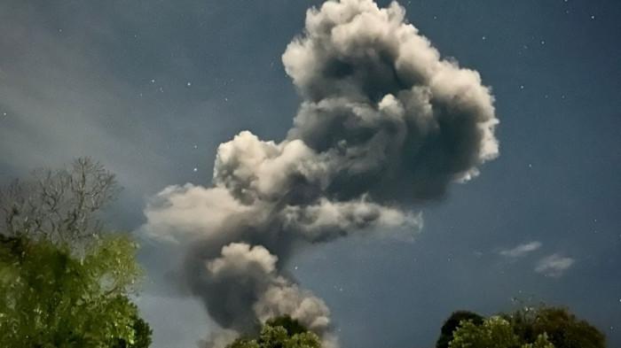 caption:ERUPSI JELANG SAHUR – Kolom abu membumbung tinggi dari puncak Gunung Marapi saat terjadi erupsi pada Selasa (3/3/2026) pukul 02.19 WIB. Letusan yang terjadi menjelang waktu sahur tersebut terekam di seismogram dengan amplitudo maksimum 30,2 mm dan durasi sekitar 1 menit 25 detik. Saat ini Marapi berstatus Level II (Waspada) dan masyarakat diimbau tidak beraktivitas dalam radius 3 kilometer dari Kawah Verbeek.