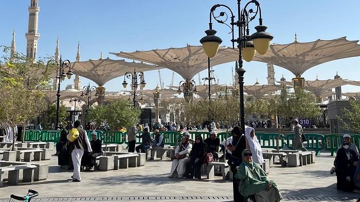 PELAKSANAAN UMRAH - Sejumlah jemaah beraktivitas di pelataran Masjid Nabawi, Madinah, Arab Saudi, Senin (2/3/2026). Meski konflik Israel-AS kontra Iran memicu kekhawatiran terhadap penerbangan internasional, kondisi di Madinah dilaporkan tetap aman dan ibadah umrah berjalan seperti biasa.