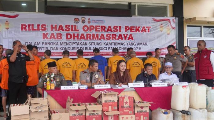 PEKAT 2026: Suasana di Markas Kepolisian Resor (Mapolres) Dharmasraya tampak berbeda pada Senin (2/3/2026). Ratusan botol minuman keras dan barang bukti kejahatan lainnya berjajar rapi di halaman depan, menandai berakhirnya Operasi Penyakit Masyarakat (Pekat) 2026. Bupati Dharmasraya, Annisa Suci Ramadhani, hadir langsung dalam kegiatan press release tersebut.