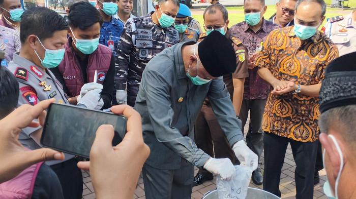 PEMUSNAHAN- Wakapolda Sumbar Brigjen Pol Solihin dan Gubernur Sumbar Mahyeldi memusnahkan barang bukti sabu saat konferensi pers pengungkapan tiga kasus narkotika di Mapolda Sumbar, Selasa (3/3/2026). Dalam pengungkapan tersebut, Polda Sumatera Barat mengamankan lima tersangka, dua di antaranya ditangkap di Bandara Internasional Minangkabau.