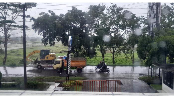 PRAKIRAAN CUACA - Suasana ketika hujan mengguyur wilayah Kecamatan Colomadu, Kabupaten Karanganyar, Provinsi Jawa Tengah pada Januari 2026. BMKG memprediksi, sejumlah Kota dan Kabupaten di Indonesia akan dilanda hujan dengan intensitas lebat-sangat lebat (level siaga), pada Minggu (1/2/2026).