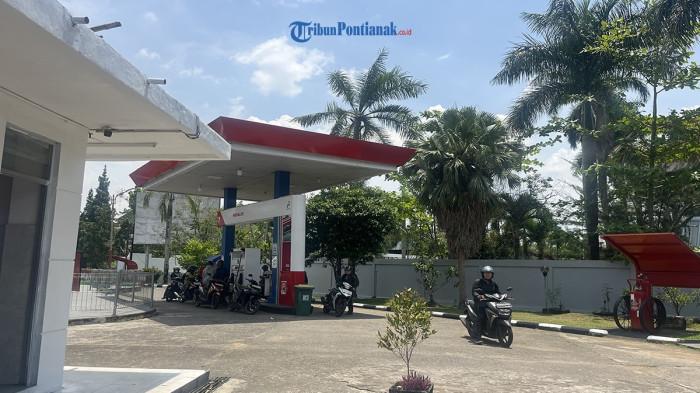 KELANGKAAN PERTALITE - Warga mengisi Pertalite di SPBU Paris 2, Selasa 3 Maret 2026. Sejumlah warga mengaku belum merasakan kelangkaan dan menyebut stok masih aman.