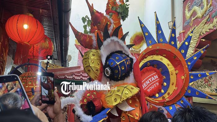 RITUAL BUKA MATA - Momen saat mata naga dibuka dalam ritual buka mata naga di Klenteng Kwang Tie Bio, Jalan Diponegoro, Kota Pontianak, Provinsi Kalbar, Minggu 1 Maret 2026.