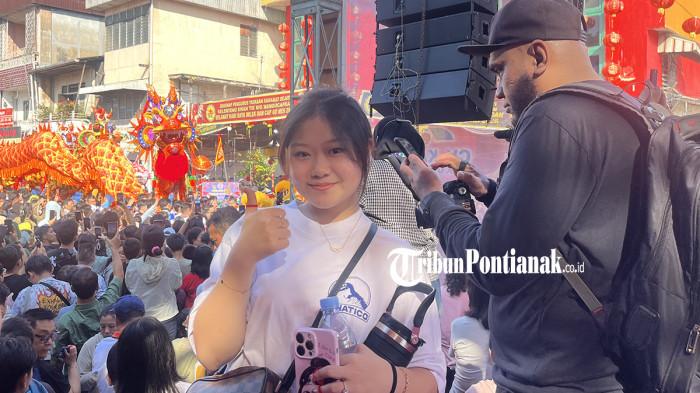 RITUAL BUKA MATA - Stefani salah satu warga Tionghoa Pontianak yang menghadiri ritual buka mata naga di Klenteng Kwang Tie Bio Jalan Diponegoro, Kota Pontianak, Provinsi Kalbar, Minggu 1 Maret 2026.