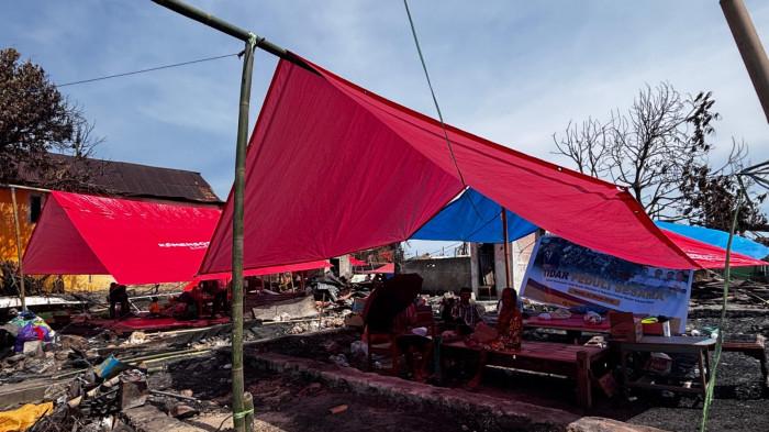 TENDA PENYINTAS- Penyintas kebakaran 38 rumah di Desa Galung Tulu, Kecamatan Balanipa, Kabupaten Polman, Sulbar dirikan tenda darurat untuk menginap, Rabu (4/3/2026).